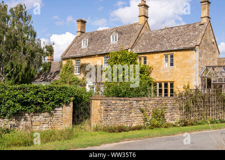 Cotswold stone Häuser im Dorf von Holz Stanway, Gloucestershire, Großbritannien Stockfoto