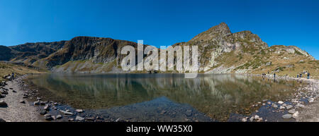 Ein Panorama Bild von der Niere See, einer der sieben Seen des Rila Nationalpark. Stockfoto