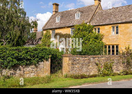 Cotswold stone Häuser im Dorf von Holz Stanway, Gloucestershire, Großbritannien Stockfoto