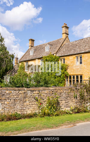 Cotswold stone Häuser im Dorf von Holz Stanway, Gloucestershire, Großbritannien Stockfoto