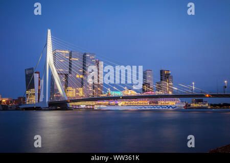 Erasmus Brücke über die Maas in den Niederlanden. Moderne nacht Skyline der Stadt. Stockfoto