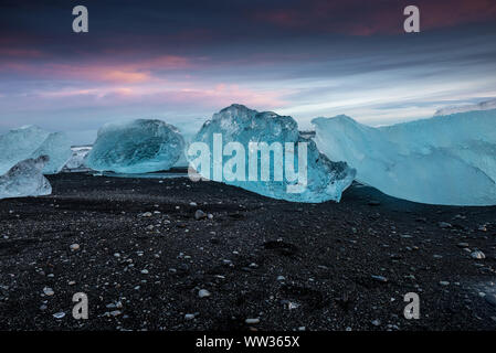 Sonnenuntergang über Diamond ice Beach in Island Stockfoto