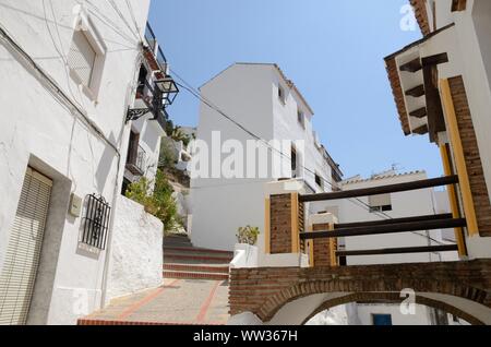 Brick arch am weißen Straßen in Casares, einem Gebirgsdorf in der Provinz Malaga, Andalusien, Spanien. Stockfoto