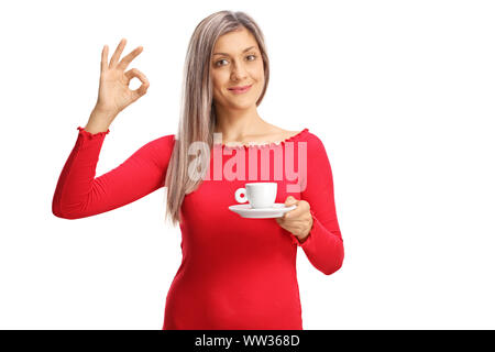Hübsche, junge Frau mit einer Tasse Kaffee Gestik perfekt Zeichen auf weißem Hintergrund Stockfoto
