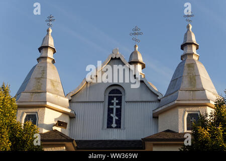 Heilige Dreifaltigkeit Ukrainische Orthodoxe Kathedrale Fassade Türme mit Russisch-orthodoxen Kreuze, Mount Pleasant, Vancouver, British Columbia, Kanada Stockfoto