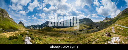 Malerische Sommer Bergwelt des Nationalpark Durmitor, Montenegro, Europa, Balkan Dinarischen Alpen, zum UNESCO-Weltkulturerbe gehört. Durmitor Panoramablick r Stockfoto