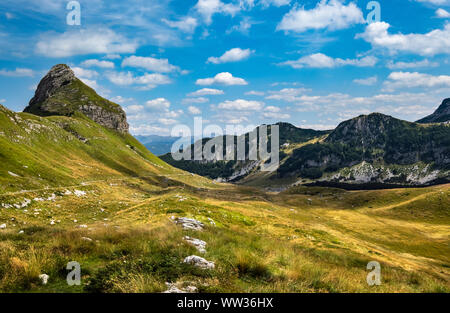 Malerische Sommer Bergwelt des Nationalpark Durmitor, Montenegro, Europa, Balkan Dinarischen Alpen, zum UNESCO-Weltkulturerbe gehört. Durmitor Panoramablick r Stockfoto