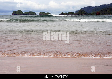 Die Wellen auf den Strand in Ostjava, Indonesien Stockfoto