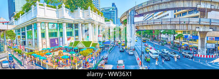 BANGKOK, THAILAND - 24 April 2019: Der Panoramablick auf Ratchaprasong Kreuzung mit viel Verkehr und kleine Erawan Schrein neben der Shopping Mall, Stockfoto