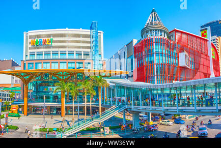 BANGKOK, THAILAND - 24 April 2019: Panoramablick auf große Kaufhäuser mit überdachten Skywalk führenden entlang aller Ratchaprasong Einkaufsviertel, auf einer Stockfoto