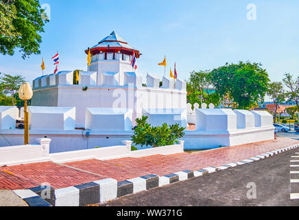 Die schönen weißen Fort Mahakan ist die historische defencive Constructure am Ufer des khlong, mit riesigen Zinnen und Achteckig, Bangkok Stockfoto