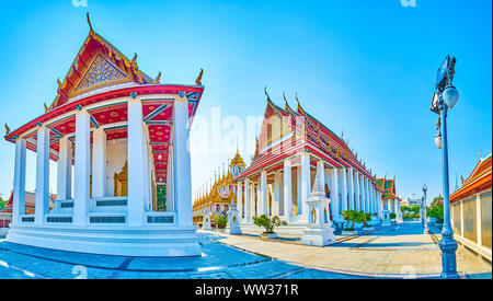 Panoramablick auf die Tempel von Wat Ratchanatdaram komplexe Umgebung Loha Prasat mit zahlreichen goldenen Turmspitzen, Bangkok, Thailand Stockfoto