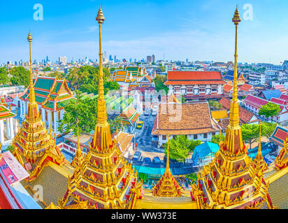 BANGKOK, THAILAND - 24 April 2019: Der große Wat Ratchanatdaram Komplex mit zahlreichen Bauten unterschiedlicher Zwecke und goldene Türme der Loha Prasat Stockfoto