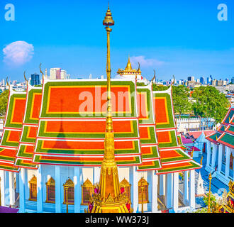 Die schöne Aussicht auf die bunten Ziegeldach des Tempels Wat Ratchanatdaram Komplex mit dem Golden Mount Temple der Hintergrund, Bangkok, Tha Stockfoto