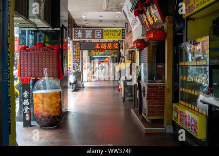 Taipei, Taiwan: überdachten Gehweg mit Geschäften und einem riesigen Schwarzen Zucker Blase Milch Tee Tasse in Zhong Zhen Viertel nahe dem Hauptbahnhof von Taipei Stockfoto
