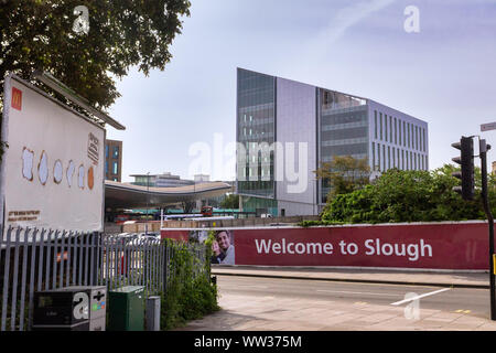 Moderne Architektur ist Teil der Investitionen in die Sanierung des Stadtzentrums von Slough. Busbahnhof im Hintergrund (links). Von William St. übernommen Stockfoto