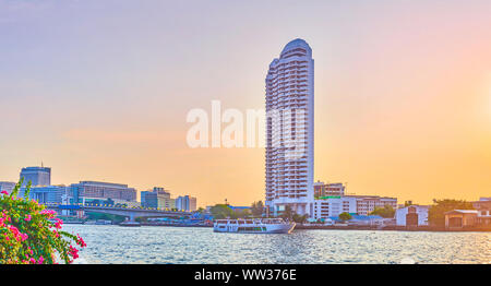 Der Blick auf die moderne Architektur des Chao Phraya Flusses während der magischen Abend Zeit, Bangkok, Thailand Stockfoto