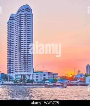 BANGKOK, THAILAND - 24 April 2019: Der angenehmen Spaziergang entlang den Fluss Chao Phraya zu genießen einen herrlichen Abend Zeit, am 24. April in Bangkok. Stockfoto