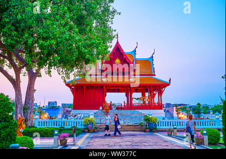 BANGKOK, THAILAND - 24 April 2019: Der große aus Holz geschnitzte Pavillon in Santi Chai Prakan öffentlichen Park der Bank von Chao Phraya River, am 24. April in Ba Stockfoto