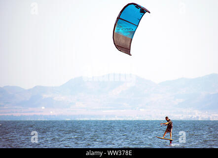 Murcia, Spanien, 23. August 2019: Sportler üben Kitesurf an einem windigen Tag. Stockfoto