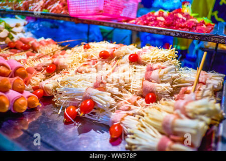 Die Pilze mit Speck auf den Stick und andere gemischte Snacks sind für das Grillen ar Braten in der Pfanne für den Food Court Bereich in der Khaosan Road in Bangkok bereit Stockfoto