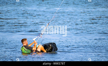 Murcia, Spanien, 23. August 2019: Sportsman Praxis Kitesurfen an den spanischen Küsten. Kite Surfen Lektionen an der Küste Workout mit Sommer Sport, übung. Stockfoto