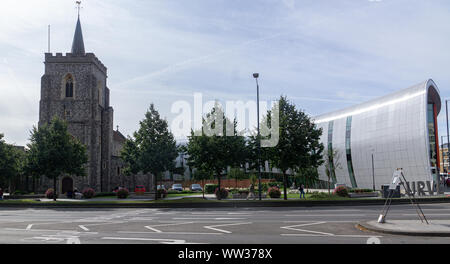 Alte und neue Architektur gegenübergestellt. 'Fließt die Kurve' in Richtung St Ethelbert der Katholischen Kirche, Slough, Berkshire, England, Großbritannien Stockfoto