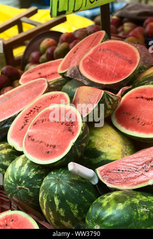 LA PAZ, Bolivien - November 10, 2014: Wassermelone stand entlang Max Paredes Street in der Innenstadt von La Paz, Bolivien Stockfoto