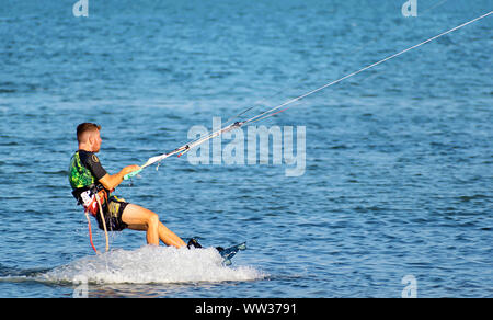 Murcia, Spanien, 23. August 2019: Sportsman Praxis Kitesurfen an den spanischen Küsten. Kite Surfen Lektionen an der Küste Workout mit Sommer Sport, übung. Stockfoto