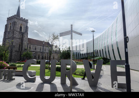 Alte und neue Architektur gegenübergestellt. 'Fließt die Kurve' in Richtung St Ethelbert der Katholischen Kirche, Slough, Berkshire, England, Großbritannien Stockfoto