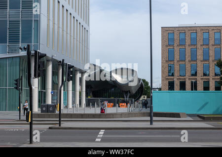 Moderne Architektur ist ein Teil der Investitionen in die Erneuerung von Slough Stadtzentrum. Stockfoto