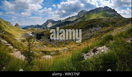 Malerische Sommer Bergwelt des Nationalpark Durmitor, Montenegro, Europa, Balkan Dinarischen Alpen, zum UNESCO-Weltkulturerbe gehört. Durmitor Panoramablick r Stockfoto