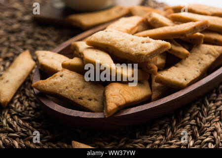 Namakpare oder salzige Shakarpara/Shakarpare oder namkeen Shankarpali, beliebte diwali-Gerichte oder Tee-Snack aus Gujarat, Indien Stockfoto