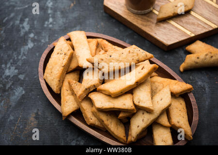 Namakpare oder salzige Shakarpara/Shakarpare oder namkeen Shankarpali, beliebte diwali-Gerichte oder Tee-Snack aus Gujarat, Indien Stockfoto