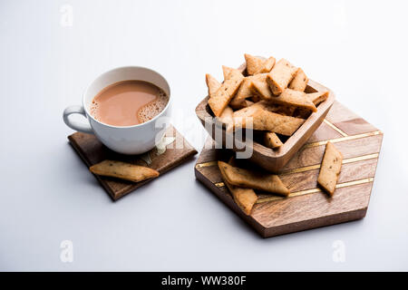 Namakpare oder salzige Shakarpara/Shakarpare oder namkeen Shankarpali, beliebte diwali-Gerichte oder Tee-Snack aus Gujarat, Indien Stockfoto