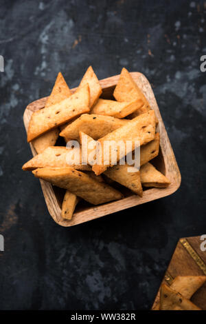 Namakpare oder salzige Shakarpara/Shakarpare oder namkeen Shankarpali, beliebte diwali-Gerichte oder Tee-Snack aus Gujarat, Indien Stockfoto