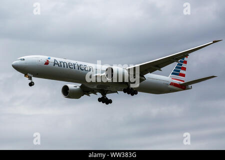 London, Großbritannien. 9 Sep, 2019. Ein American Airlines nähert sich London Heathrow Terminal 3 Flughafen. Credit: Dinendra Haria/SOPA Images/ZUMA Draht/Alamy leben Nachrichten Stockfoto