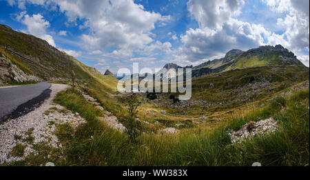 Malerische Sommer Bergwelt des Nationalpark Durmitor, Montenegro, Europa, Balkan Dinarischen Alpen, zum UNESCO-Weltkulturerbe gehört. Durmitor Panoramablick r Stockfoto