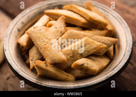 Namakpare oder salzige Shakarpara/Shakarpare oder namkeen Shankarpali, beliebte diwali-Gerichte oder Tee-Snack aus Gujarat, Indien Stockfoto