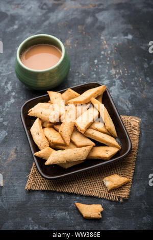 Namakpare oder salzige Shakarpara/Shakarpare oder namkeen Shankarpali, beliebte diwali-Gerichte oder Tee-Snack aus Gujarat, Indien Stockfoto