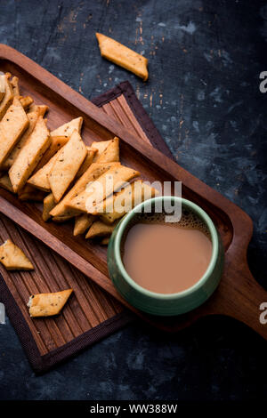 Namakpare oder salzige Shakarpara/Shakarpare oder namkeen Shankarpali, beliebte diwali-Gerichte oder Tee-Snack aus Gujarat, Indien Stockfoto