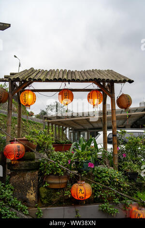 Jiufen: Orange, traditionelle Chinesische Laternen Bambus Garten Dach am Abend aufhängen Stockfoto