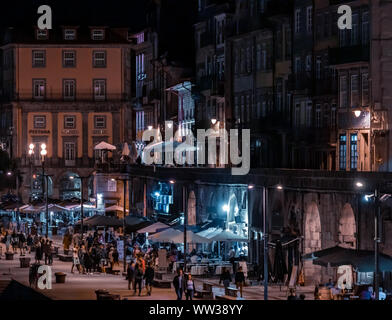 Nacht Luftbild von Restaurants und Pubs auf Straße und Ribeira Ribeira Platz in Porto, Portugal Stockfoto