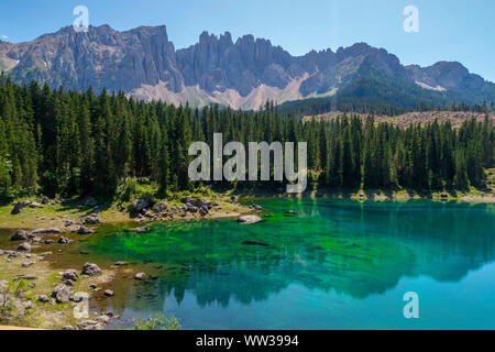 Der See ist Carezza einen kleinen alpinen See in den Dolomiten in Südtirol, Italien. Es ist bekannt für seine wunderbare Farben und seinen Blick über die Rosenga bekannt Stockfoto