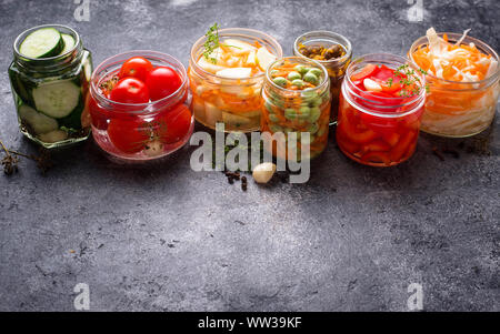 Fermentierter Lebensmittel. Konservierte Gemüse in Gläsern Stockfoto