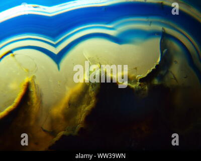 Blau Achat Geode Kristall mit Algen Eingliederung. geologischen geode Streifenbildung Stockfoto