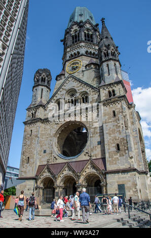 Die Kaiser-Wilhelm-Gedächtniskirche, meist nur bekannt als Gedächtniskirche ist eine evangelische Kirche ist mit der Evangelischen Kirche in Berlin angegliedert. Stockfoto