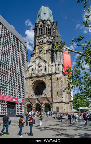 Die Kaiser-Wilhelm-Gedächtniskirche, meist nur bekannt als Gedächtniskirche ist eine evangelische Kirche ist mit der Evangelischen Kirche in Berlin angegliedert. Stockfoto