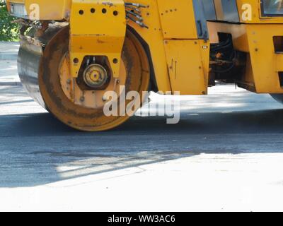 Strasse Roller fahren auf frisch gelegte Asphalt Stockfoto