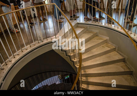 Im Jahr 2000 Business eingestellt und die Café Kranzler als eine kleine Bar in der Rotunde auf der zweiten Etage über eine Gerry Weber Store eröffnet. Stockfoto